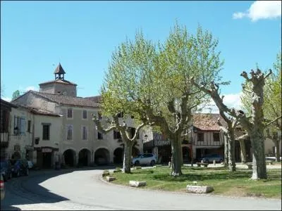 Dans quel département pourrez-vous profiter des charmes de Fourcès, beau village située dans une boucle de l'Auzoue et où vous assisterez à un exceptionnel marché aux fleurs en avril sur la place au décor théâtral d'arcades et de façades à colombages ?