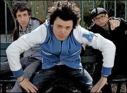 Dans la saison 3 quel est le petit boulot d'Adam en plus de ses cours de terminale ?