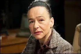 Comment se nomme l'actrice qui joue le rôle de la proviseur ?