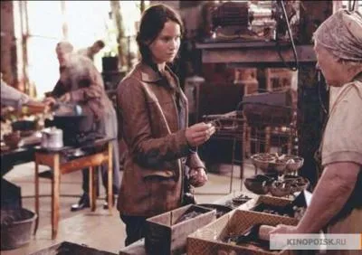 Qui offre à Katniss la broche du geai moqueur dans le livre ?