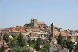 Nous partons visiter la ville de Gourdon. Sous-préfecture de son département, elle se situe en région ...