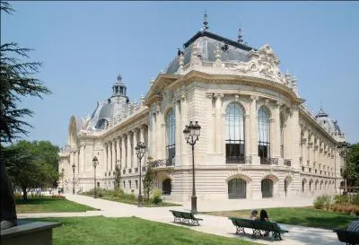 A quelle occasion fut construit le Petit Palais, aujourd'hui musée des beaux-arts de Paris ?