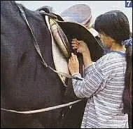 À quoi cela sert-il de resangler la selle avant de monter ?