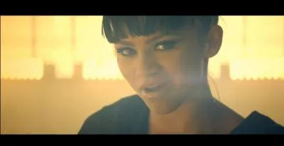 Qui chante "Replay" ?