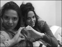 Comment s'appelle sa soeur, qui est venue lui rendre visite pendant l'aventure ?