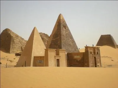 Dans quelle ville vers 300 av J. -C, la nécropole des souverains Koushites et la capitale, fut-elle transférée, à 300 km au sud ?