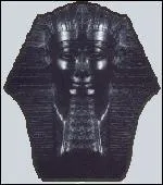 Quel roi de ce royaume se rendit à Thèbes où il se fit accueillir avec enthousiasme, s'empara des cités de moyenne et basse Égypte et obtint la soumission de leurs chefs ?