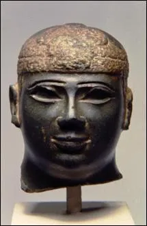 Comment se nommait son frère, qui prit le pouvoir à sa mort et continua la réunification du pays ?