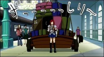 Lorsqu'Erza traîne un gros chariot plein de bagages, qu'y a-t-il dedans ?