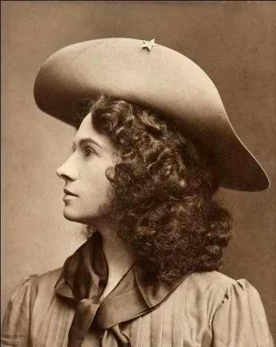 A votre avis, qui était le meilleur tireur du Far West ? Cette personne était capable, suivant la légende de coupe en deux une carte de jeu avec une seule balle à 30 mètres !