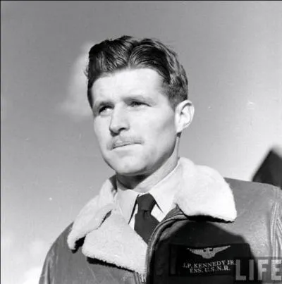 On sait que John Fitzgerald Kennedy est mort assassiné, son frère cadet Robert Francis Kennedy, également. Mais comment est mort leur frère ainé, Joseph Patrick Kennedy Jr ?