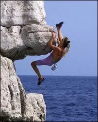 En escalade en salle, il y a 3 façons de pratiquer ce sport, trouve l'intrus :