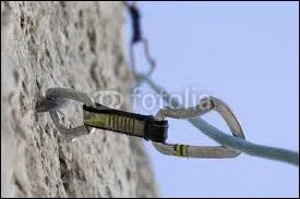 Quand on monte en attachant les dégaines, comment appelle-t-on cela ?