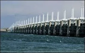 Quel pays a réalisé le Plan Delta, un système de protection qui figure parmi les 7 Merveilles du monde moderne ?