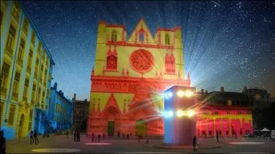 Et pour terminer tranquillement, quelle ville française est célèbre pour sa fête des lumières ?