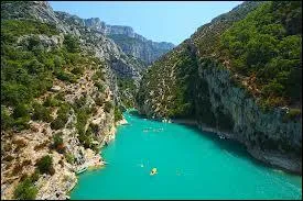 Situées en Provence, ces gorges magnifiques offrent d'incroyables panoramas entre le village de Castellane et le lac Sainte-Croix.