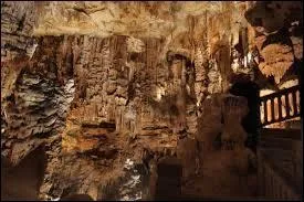 Cette grotte, située dans la vallée de l'Hérault, est l'une des plus belles de France.