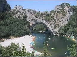 Vous pourrez passer sous le célèbre Pont-d'Arc après un parcours en canoé dans les gorges...