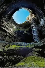 Ce célèbre gouffre, situé dans le Lot, est le gouffre de ...