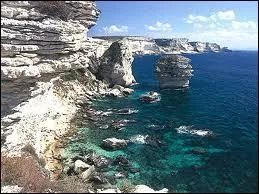 Ces magnifiques falaises sont situées au sud de la Corse, surplombées par la ville du même nom.