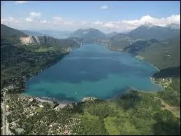 Ce magnifique lac des Alpes baigne notamment les jolis villages de Talloires ou Duingt.