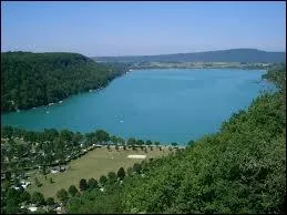 Ce lac est le plus grand lac naturel du Jura. C'est aussi le plus prisé des touristes :