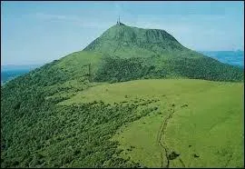 Culminant à 1 465 mètres, il veille sur la ville de Clermont-Ferrand.