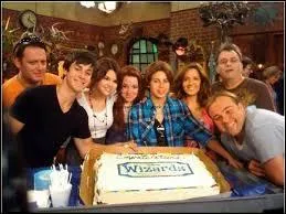 Dans la série "Les Sorciers de Waverly Place", quel commerce les parents d'Alex, Max et Justin tiennent-ils ?