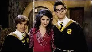 Dans la serie "Les Sorciers de Waverly Place", qui remporte la compétition des sorciers ?