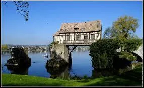 Voici le Vieux Moulin de la commune Euroise de Vernon. Elle se situe en région ...