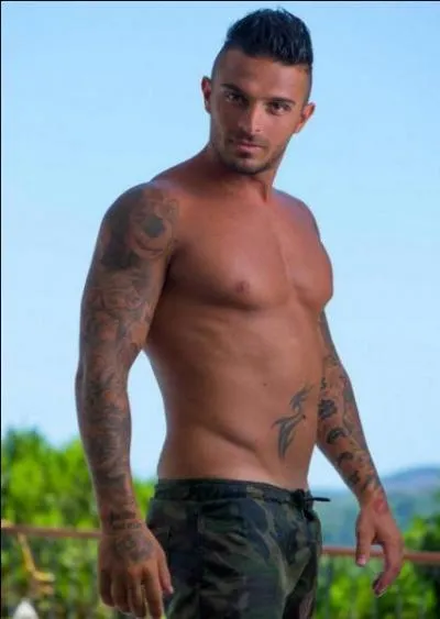 Je suis plutôt beau garçon et j'aime plaire. Je suis sûr, à cent pour cent, que je m'appelle ...