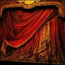 Pendant l'ouverture, les rideaux sont-ils ouverts ou fermés ?