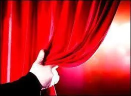 Dans un opéra, qu'y a-t-il derrière les rideaux ?