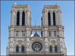 Dans lequel de ces Disney aperçoit-on ce monument ?