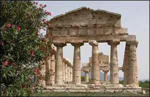 Quel héros habite dans un endroit où se trouve des éléments d'architectures semblables à ceux de cette photo ?