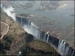 Comment se nomment ces spectaculaires chutes situ&eacute;es sur le fleuve Zamb&egrave;ze ?