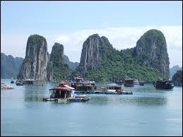 Quelle est cette célèbre baie, située au Vietnam, et classée au patrimoine mondial de l'UNESCO ?