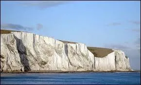 Par temps clair, on peut apercevoir ces falaises depuis la France.