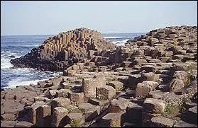 Cette incroyable formation volcanique est situ&eacute;e en Irlande du Nord.