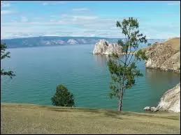 Ce magnifique lac, situ&eacute; en Sib&eacute;rie, repr&eacute;sente la plus grande r&eacute;serve d'eau douce liquide sur Terre.