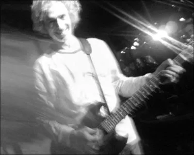 L'ancien guitariste du groupe tlephone  et...