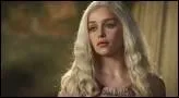 De qui Daenerys est-elle la fille et pourquoi est-elle exilée ?