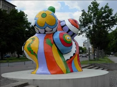 Quelle sculptrice a créé la série "Les Nanas" ?