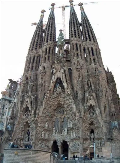 Quel architecte a créé la Sagrada Familia à Barcelone ?