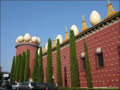 Qui a créé son propre musée en 1974 ?