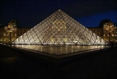 Quel architecte a créé la Pyramide du Louvre ?