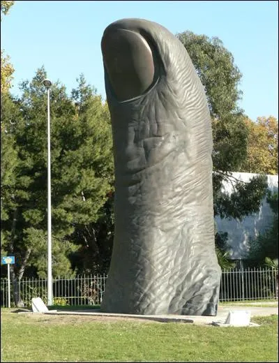 Quel sculpteur a créé Le Pouce, à Coblence ?