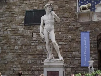 Quel sculpteur a créé la statue de David à Florence ?