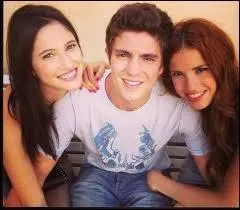 Quelle chanson chante-t-il avec Lodovica Comello et Candelaria Molfese ?