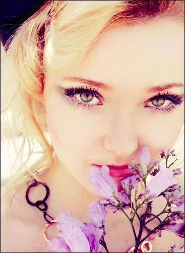 De quelle(s) série(s) et/ou téléfilm(s) passant sur Disney Channel Dove Cameron a-t-elle tenu un rôle important ?